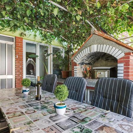 Nice Apartment In Pula With Kitchen Екстериор снимка